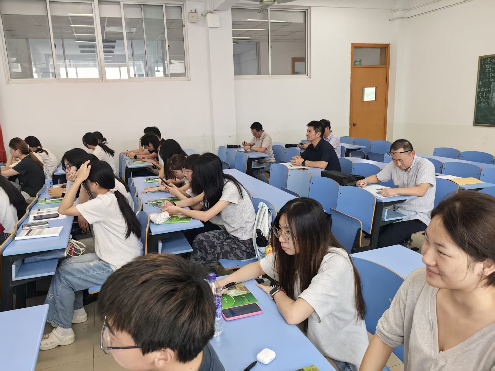 05黄一波.jpg 05黄一波.jpg