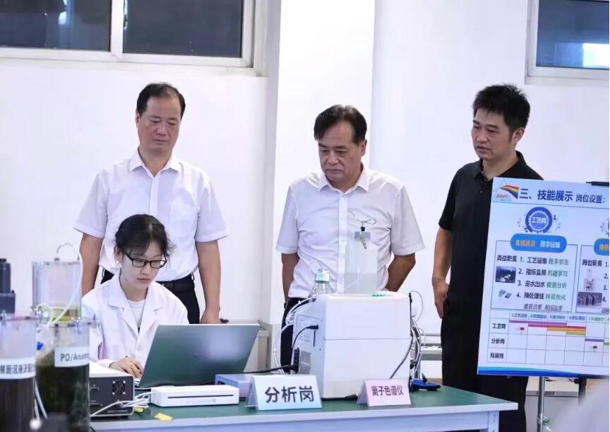 校领导2.jpg 校领导2.jpg